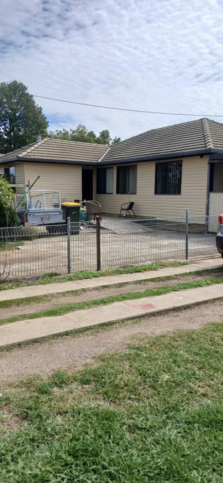 Home finished with cream vinyl wall cladding near Blayney NSW